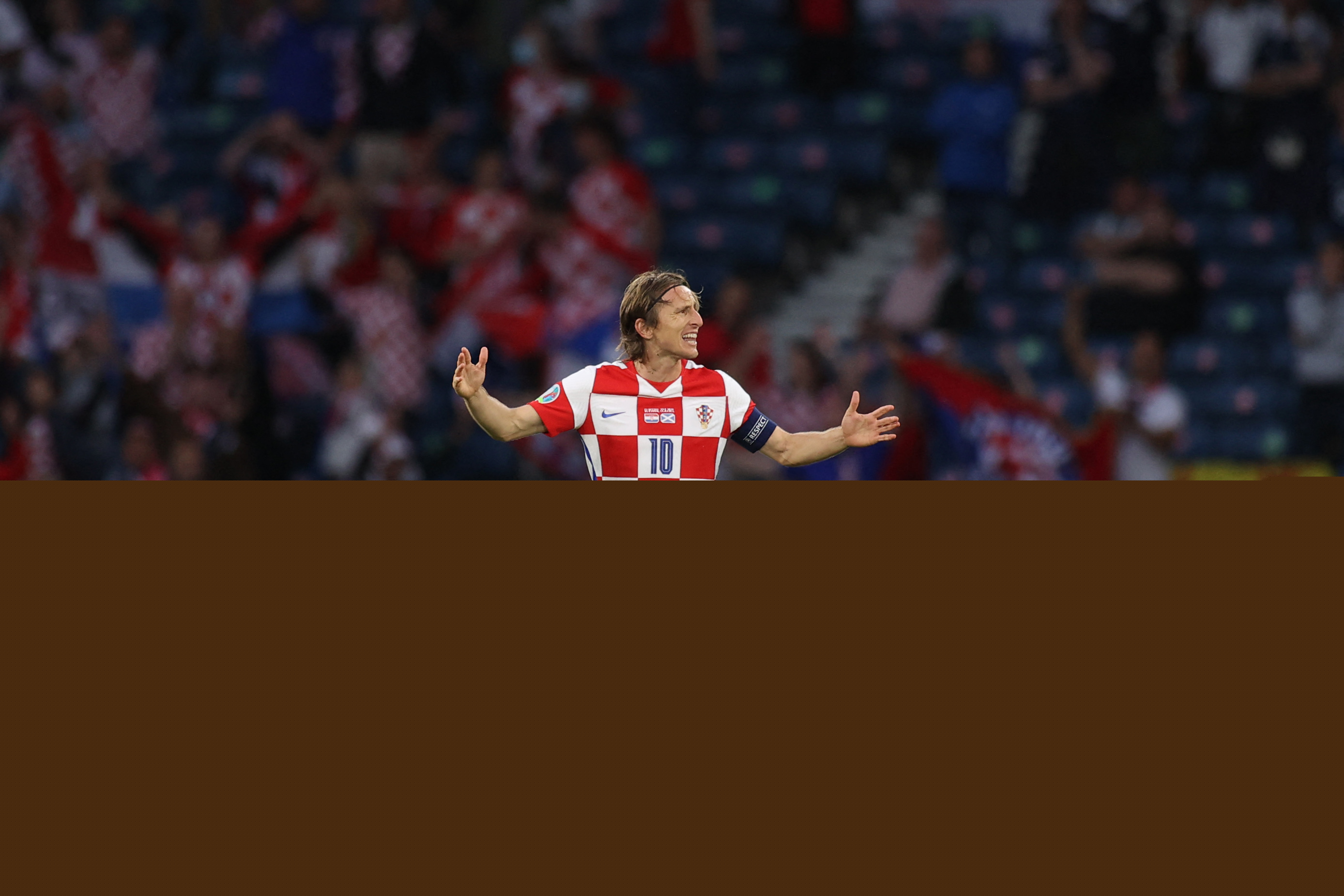 东体：河南球迷反思心态有点飘，俱乐部人士提到“大热必死”